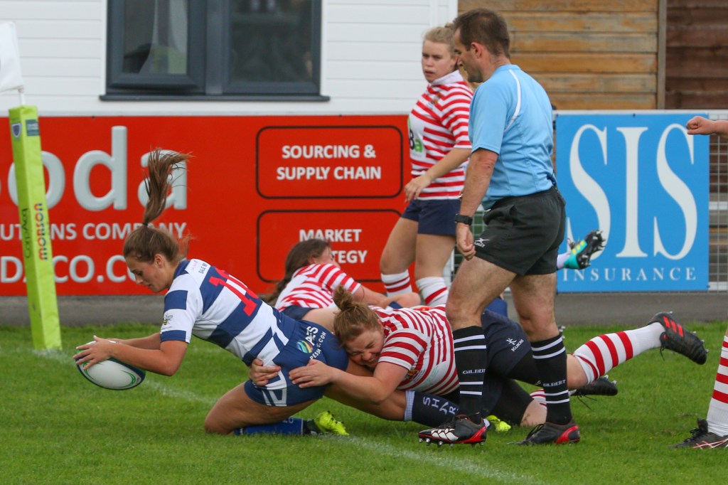Hannah Birch scores her first try
